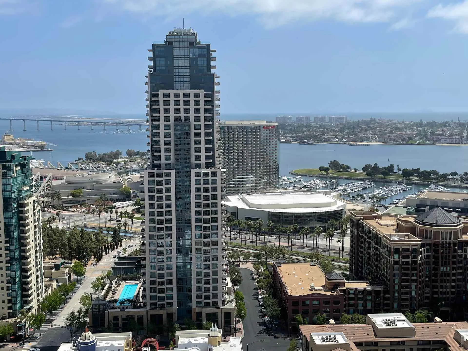 El edificio de departamentos Pinnace en el centro del Distrito Marina de San Diego