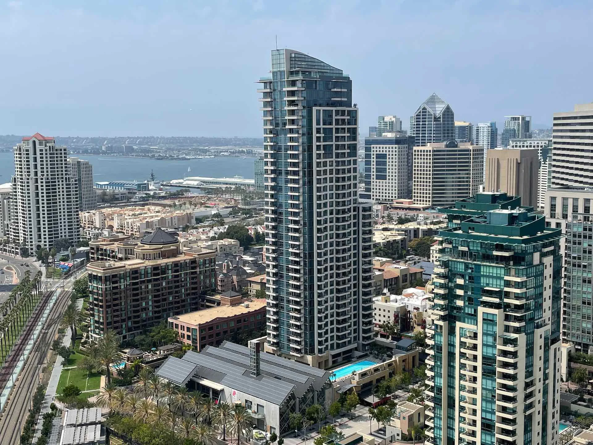 Torre de departamentos de lujo en Marina District San Diego