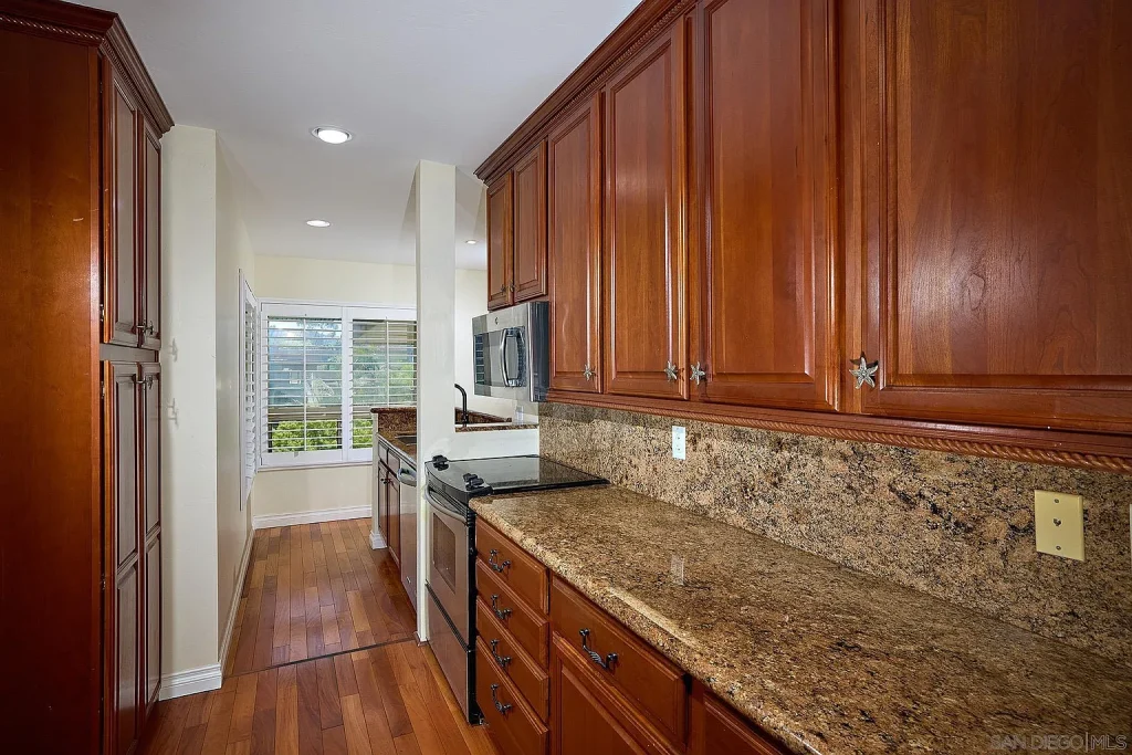 935 Genter Unit 406-10