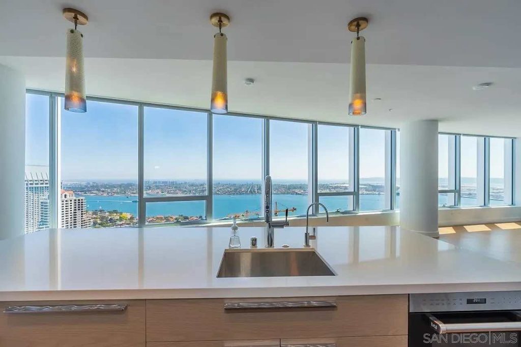 Pacific Gate 3903 condo residence